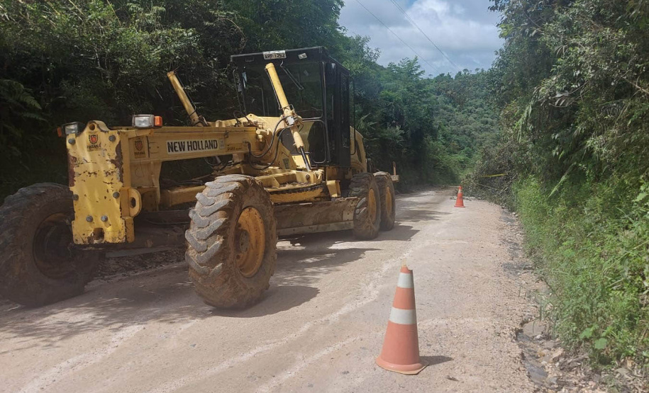 DER está com maquinário mobilizado na PR-090, em trecho atingido por queda de barreira