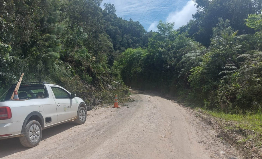 DER está com maquinário mobilizado na PR-090, em trecho atingido por queda de barreira