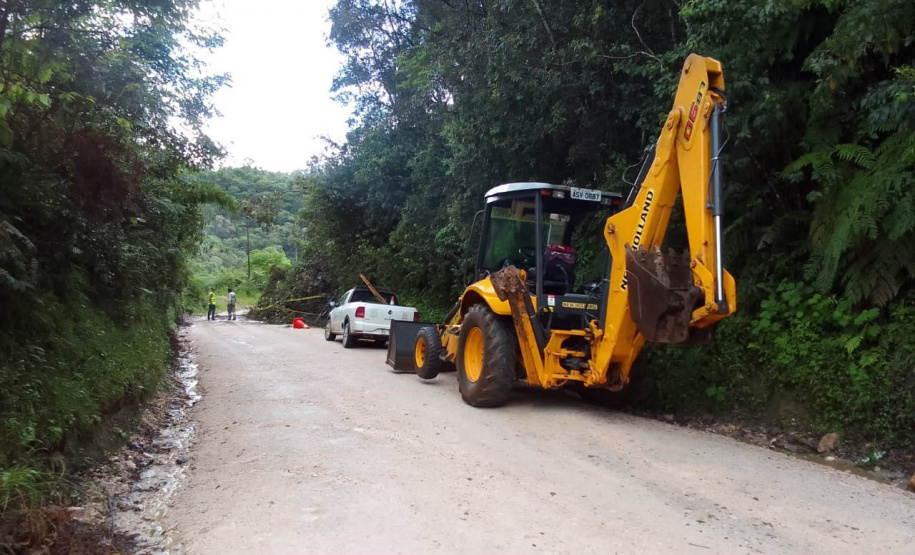 DER está com maquinário mobilizado na PR-090, em trecho atingido por queda de barreira