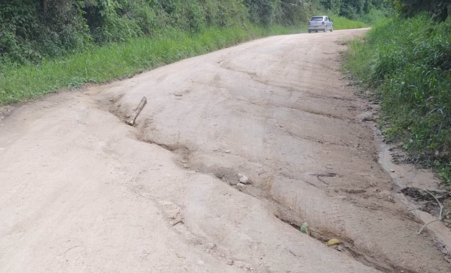 DER está com maquinário mobilizado na PR-090, em trecho atingido por queda de barreira