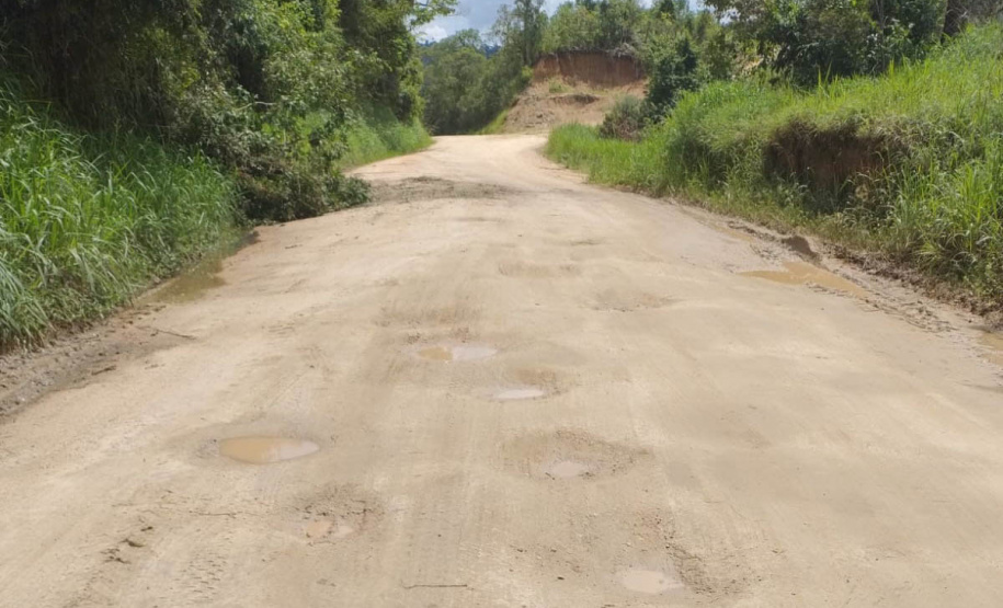DER está com maquinário mobilizado na PR-090, em trecho atingido por queda de barreira