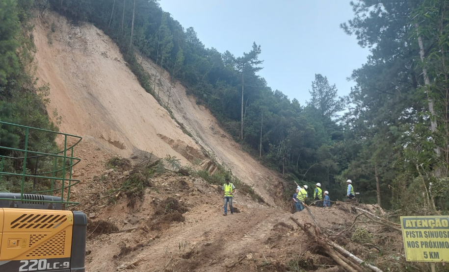 PR-092 Km 137 Doutor Ulysses - queda de barreira dia 2