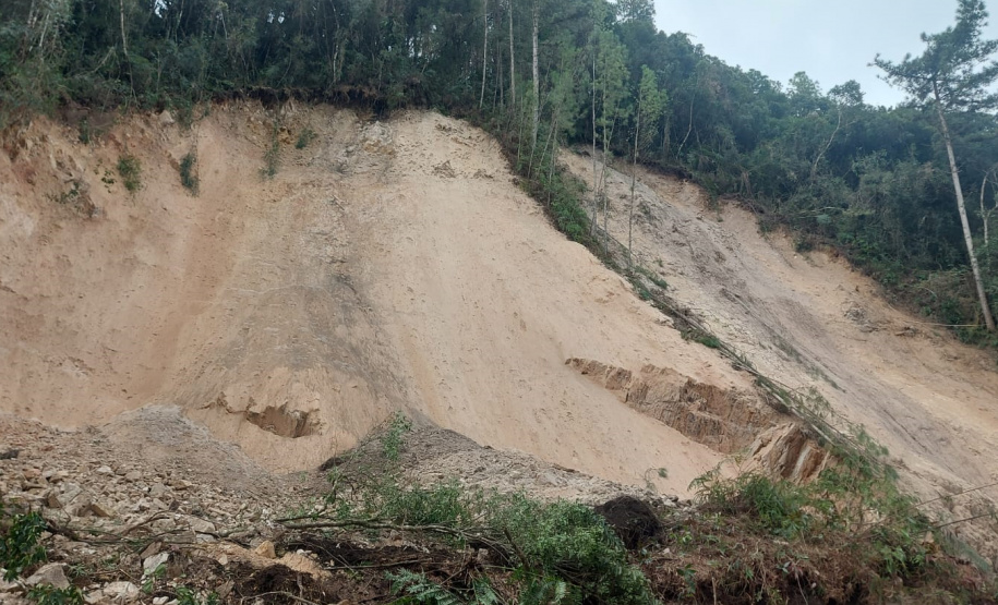 PR-092 Km 137 Doutor Ulysses - queda de barreira dia 2