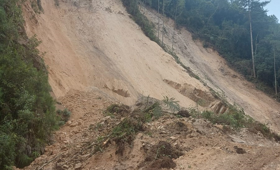 PR-092 Km 137 Doutor Ulysses - queda de barreira dia 2