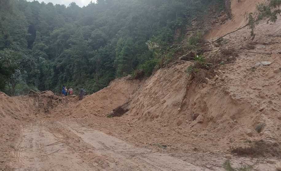 PR-092 Km 137 Doutor Ulysses - queda de barreira dia 2