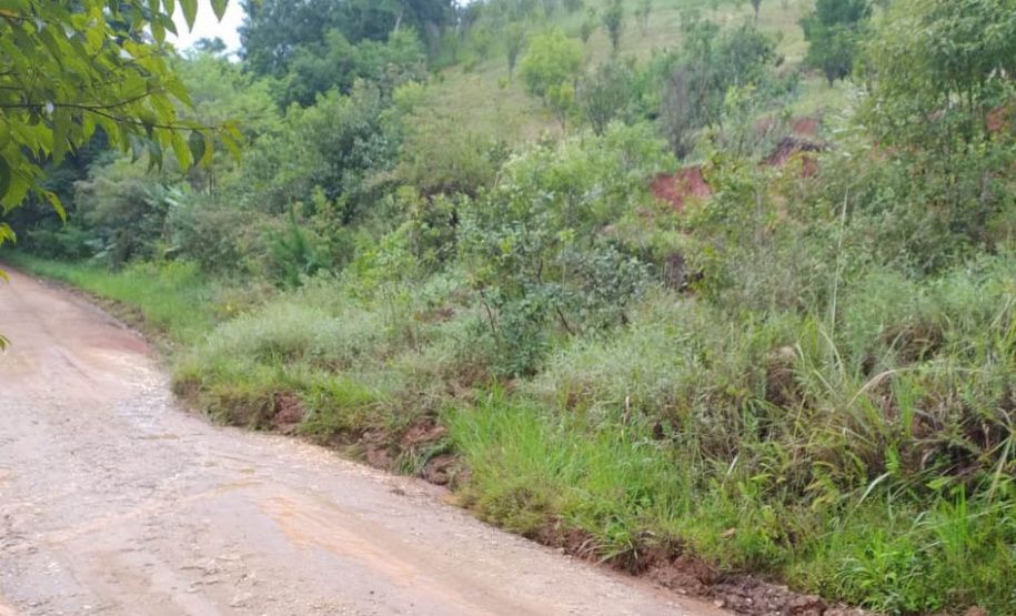 DER está com maquinário mobilizado na PR-090, em trecho atingido por queda de barreira