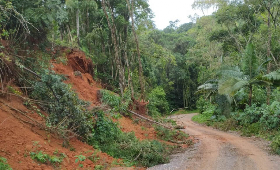 DER está com maquinário mobilizado na PR-090, em trecho atingido por queda de barreira