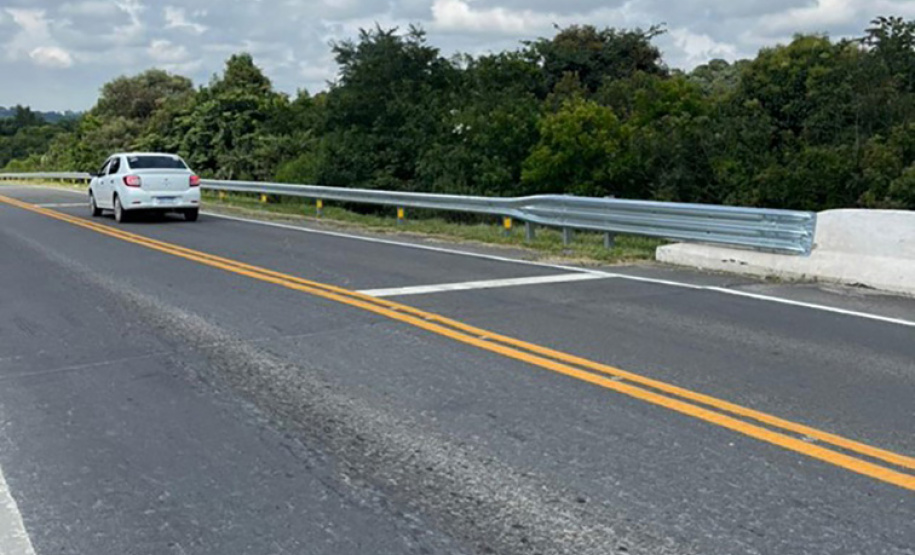 DERPR reforça segurança de rodovia na RMC com defensas anti-impacto