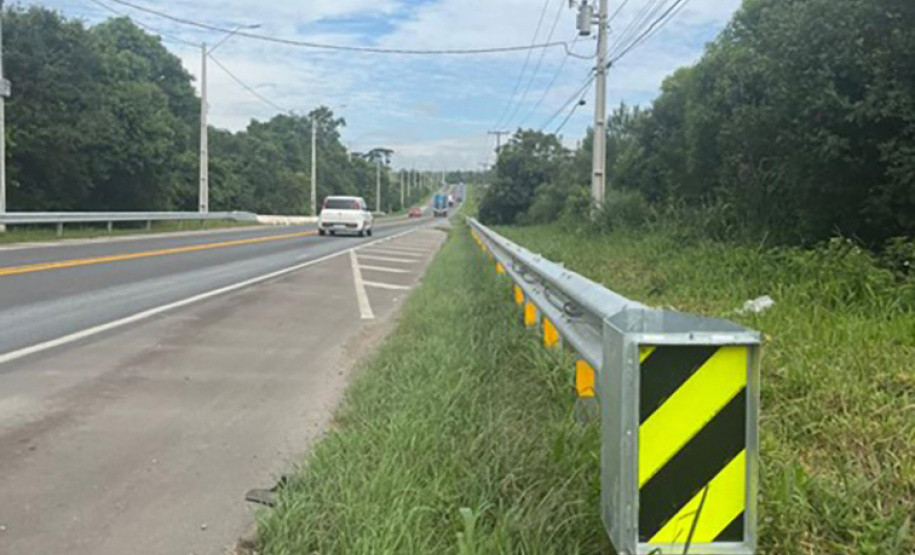 DERPR reforça segurança de rodovia na RMC com defensas anti-impacto