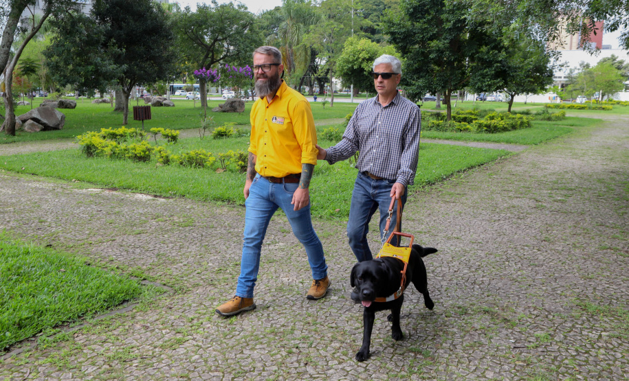 Governo recebe Rock e Roberto Leite, dupla de cego e cão-guia que vai trabalhar em órgão estadual