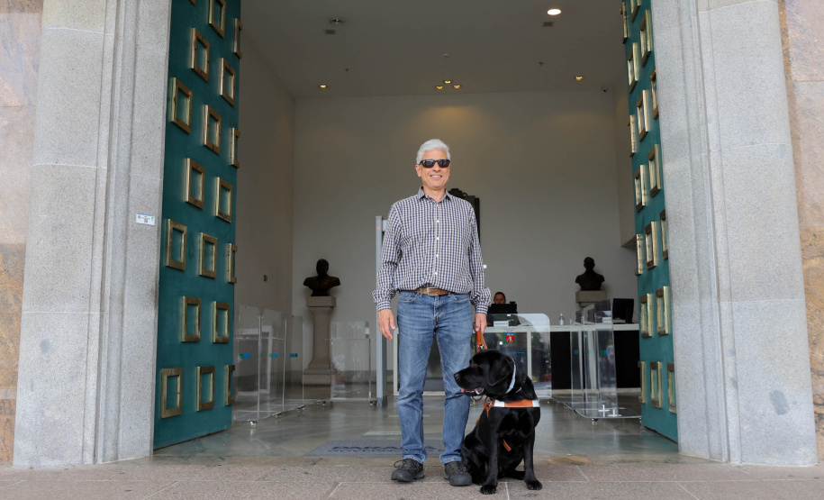 Governo recebe Rock e Roberto Leite, dupla de cego e cão-guia que vai trabalhar em órgão estadual