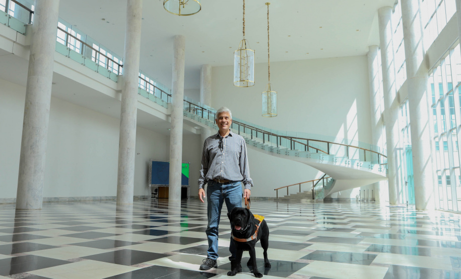 Governo recebe Rock e Roberto Leite, dupla de cego e cão-guia que vai trabalhar em órgão estadual