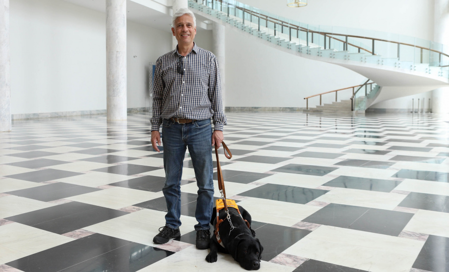 Governo recebe Rock e Roberto Leite, dupla de cego e cão-guia que vai trabalhar em órgão estadual