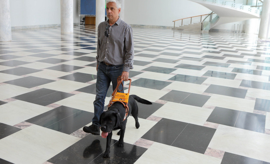 Governo recebe Rock e Roberto Leite, dupla de cego e cão-guia que vai trabalhar em órgão estadual