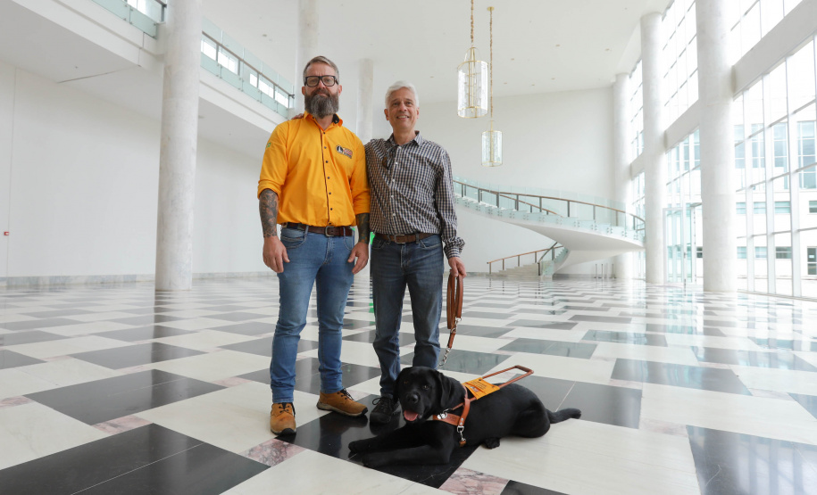 Governo recebe Rock e Roberto Leite, dupla de cego e cão-guia que vai trabalhar em órgão estadual