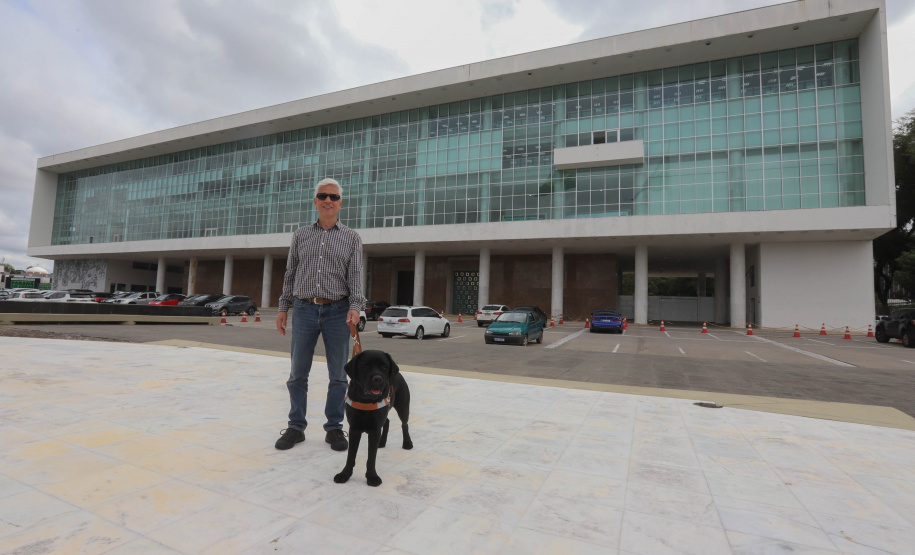 Governo recebe Rock e Roberto Leite, dupla de cego e cão-guia que vai trabalhar em órgão estadual