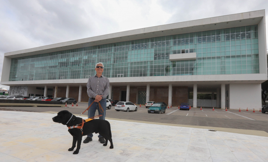 Governo recebe Rock e Roberto Leite, dupla de cego e cão-guia que vai trabalhar em órgão estadual