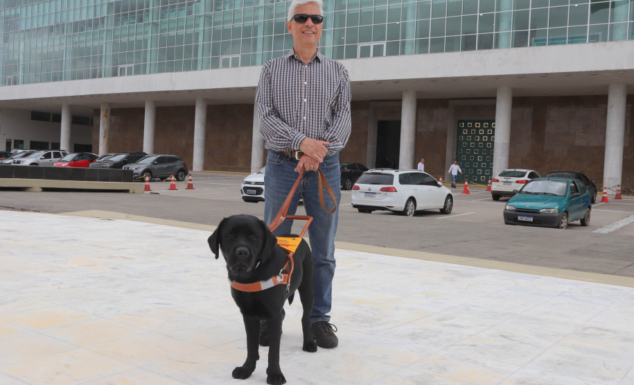 Governo recebe Rock e Roberto Leite, dupla de cego e cão-guia que vai trabalhar em órgão estadual