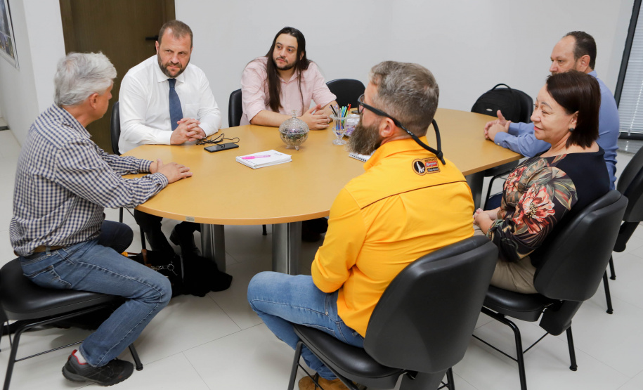 Governo recebe Rock e Roberto Leite, dupla de cego e cão-guia que vai trabalhar em órgão estadual