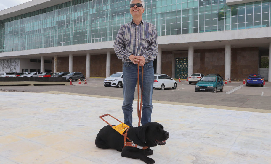 Governo recebe Rock e Roberto Leite, dupla de cego e cão-guia que vai trabalhar em órgão estadual