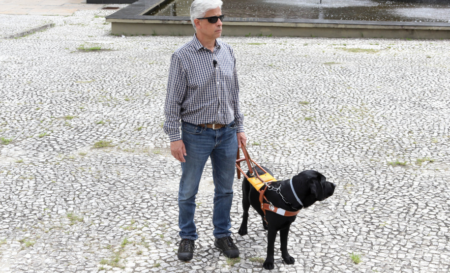 Governo recebe Rock e Roberto Leite, dupla de cego e cão-guia que vai trabalhar em órgão estadual