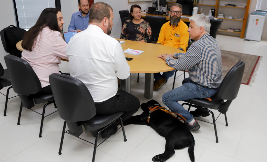 Governo recebe Rock e Roberto Leite, dupla de cego e cão-guia que vai trabalhar em órgão estadual