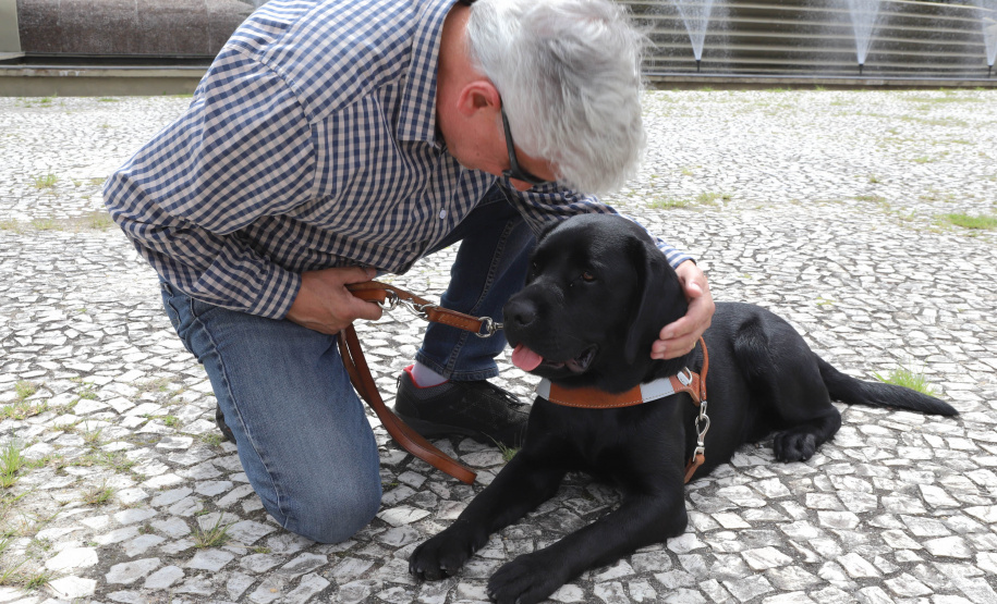 Governo recebe Rock e Roberto Leite, dupla de cego e cão-guia que vai trabalhar em órgão estadual