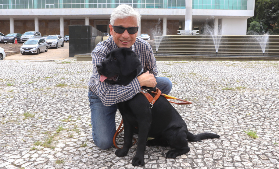 Governo recebe Rock e Roberto Leite, dupla de cego e cão-guia que vai trabalhar em órgão estadual
