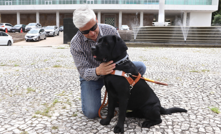 Governo recebe Rock e Roberto Leite, dupla de cego e cão-guia que vai trabalhar em órgão estadual