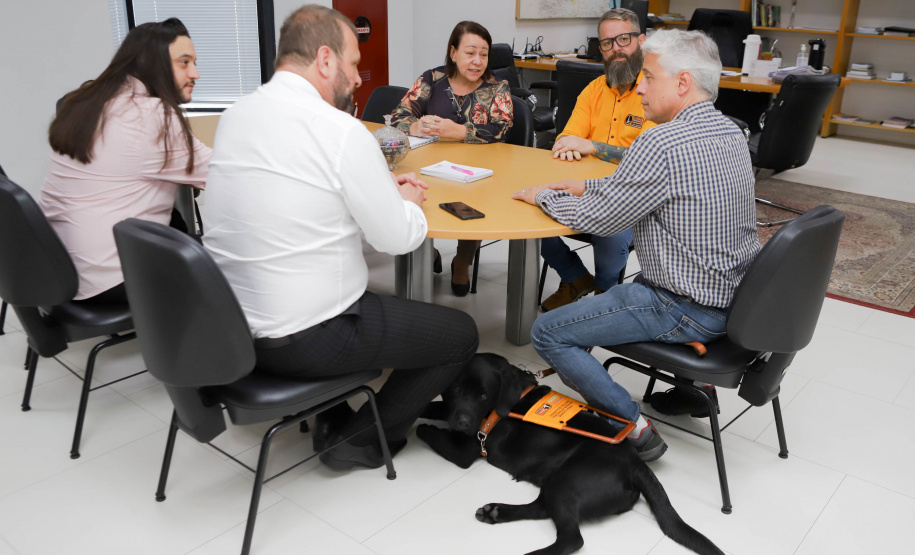 Governo recebe Rock e Roberto Leite, dupla de cego e cão-guia que vai trabalhar em órgão estadual