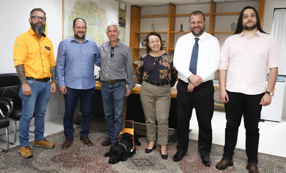 Governo recebe Rock e Roberto Leite, dupla de cego e cão-guia que vai trabalhar em órgão estadual