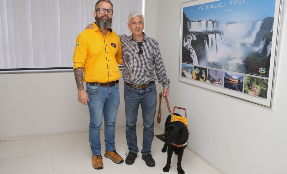 Governo recebe Rock e Roberto Leite, dupla de cego e cão-guia que vai trabalhar em órgão estadual