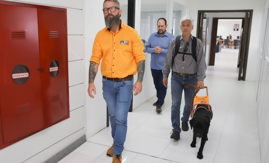 Governo recebe Rock e Roberto Leite, dupla de cego e cão-guia que vai trabalhar em órgão estadual