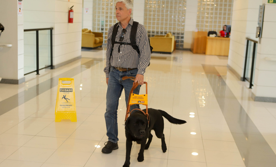 Governo recebe Rock e Roberto Leite, dupla de cego e cão-guia que vai trabalhar em órgão estadual