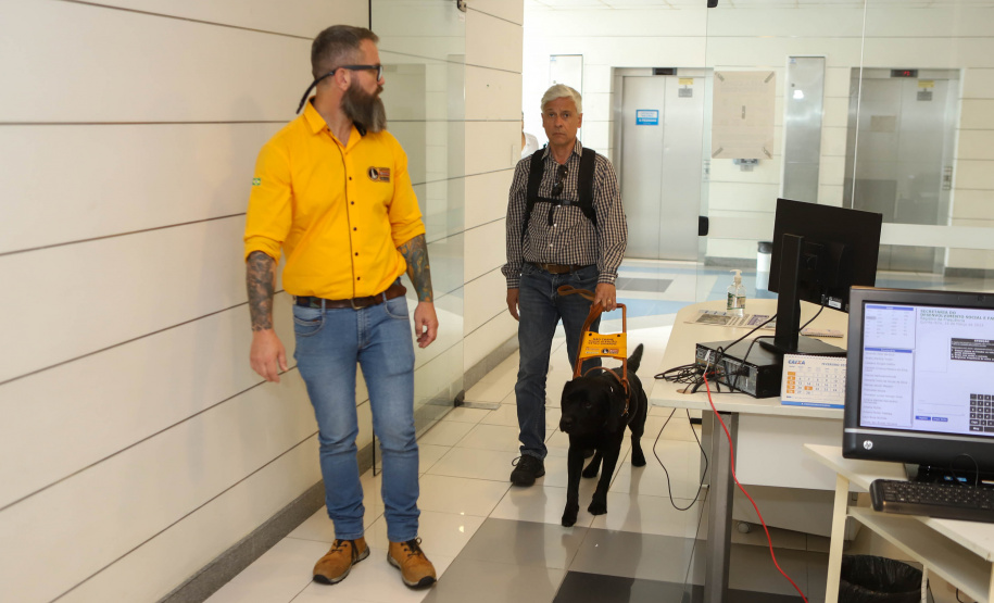 Governo recebe Rock e Roberto Leite, dupla de cego e cão-guia que vai trabalhar em órgão estadual