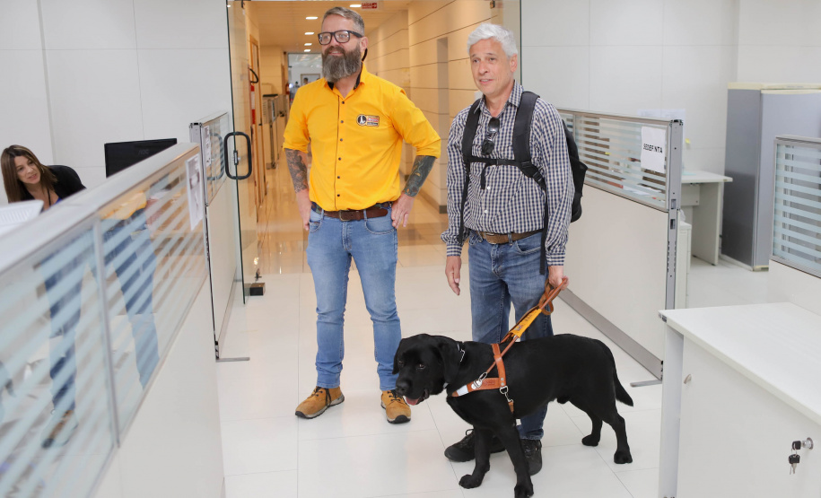 Governo recebe Rock e Roberto Leite, dupla de cego e cão-guia que vai trabalhar em órgão estadual