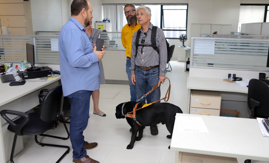 Governo recebe Rock e Roberto Leite, dupla de cego e cão-guia que vai trabalhar em órgão estadual