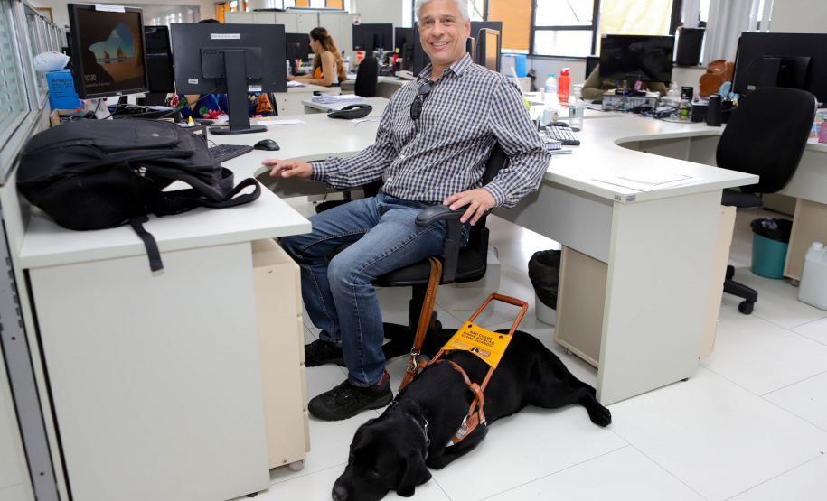 Governo recebe Rock e Roberto Leite, dupla de cego e cão-guia que vai trabalhar em órgão estadual