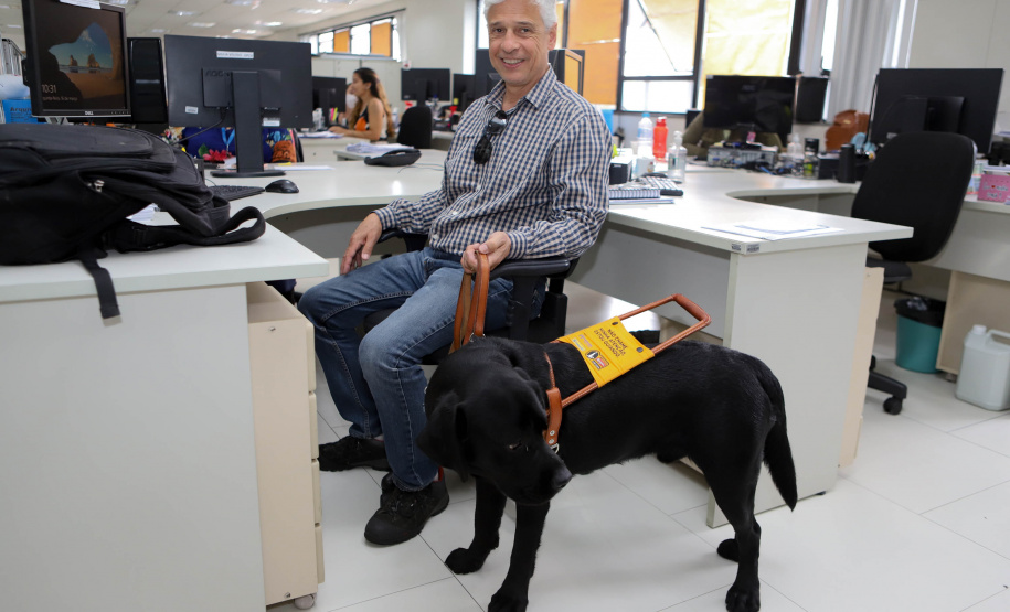 Governo recebe Rock e Roberto Leite, dupla de cego e cão-guia que vai trabalhar em órgão estadual