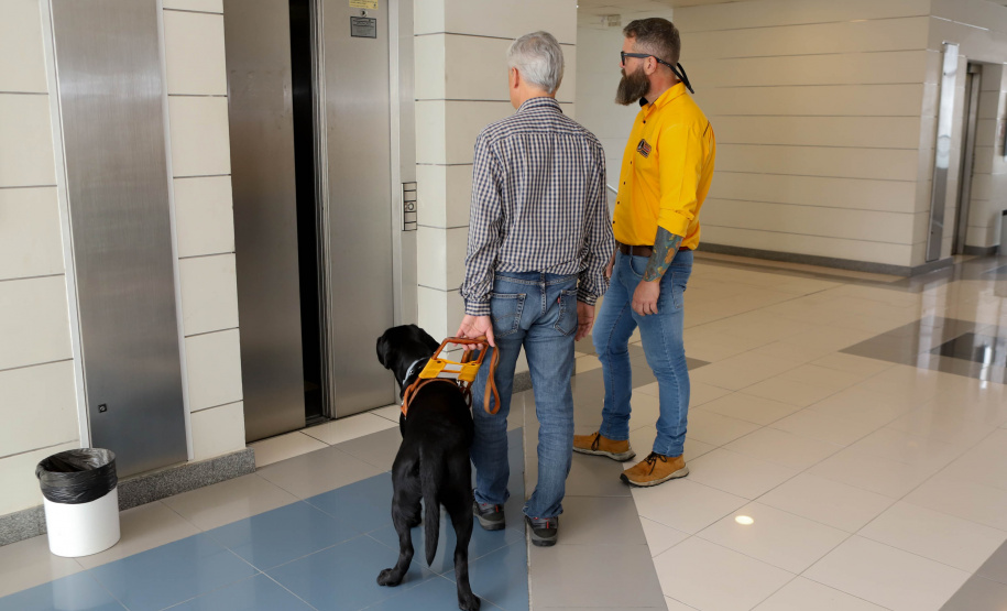 Governo recebe Rock e Roberto Leite, dupla de cego e cão-guia que vai trabalhar em órgão estadual