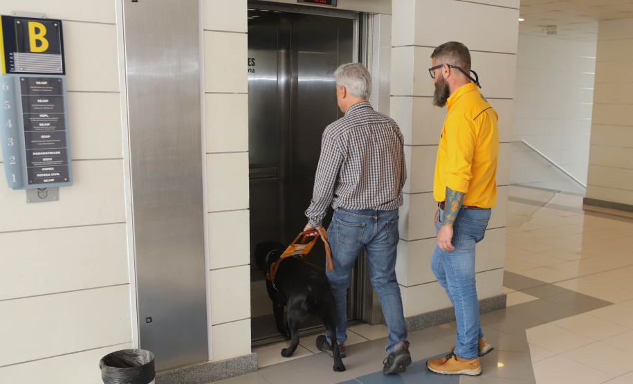 Governo recebe Rock e Roberto Leite, dupla de cego e cão-guia que vai trabalhar em órgão estadual