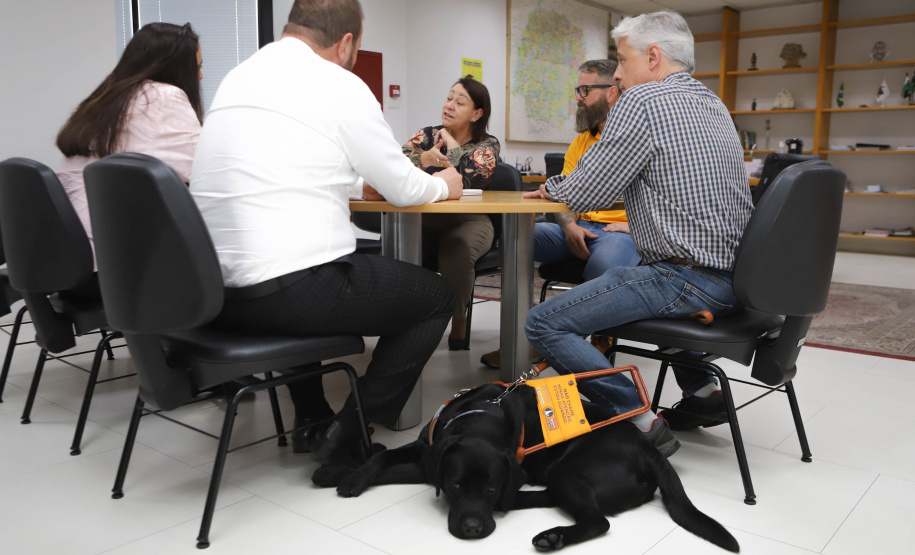 Governo recebe Rock e Roberto Leite, dupla de cego e cão-guia que vai trabalhar em órgão estadual