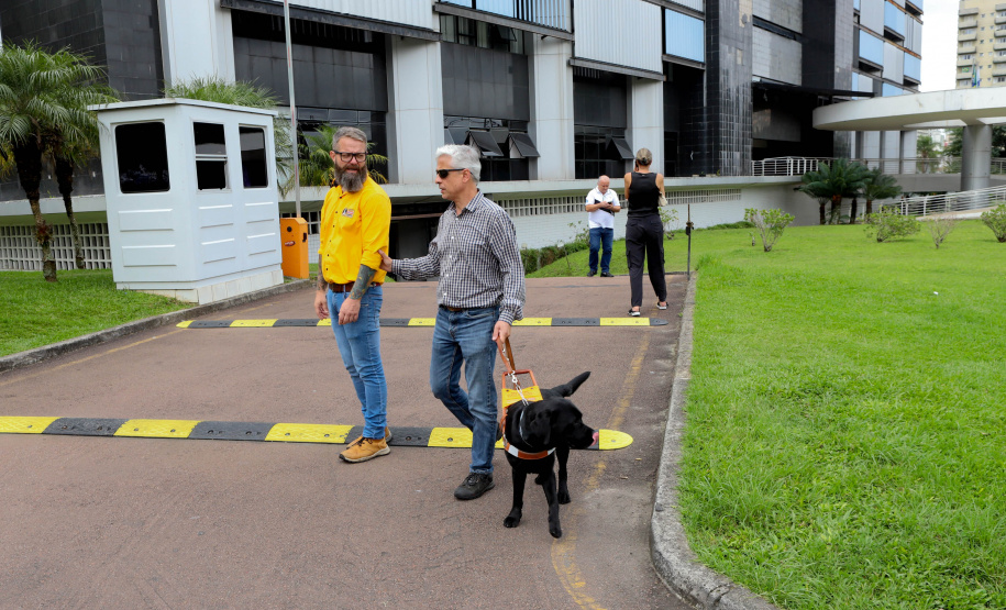 Governo recebe Rock e Roberto Leite, dupla de cego e cão-guia que vai trabalhar em órgão estadual