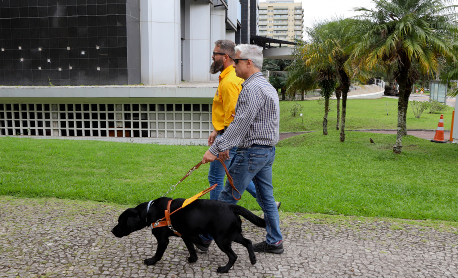 Governo recebe Rock e Roberto Leite, dupla de cego e cão-guia que vai trabalhar em órgão estadual