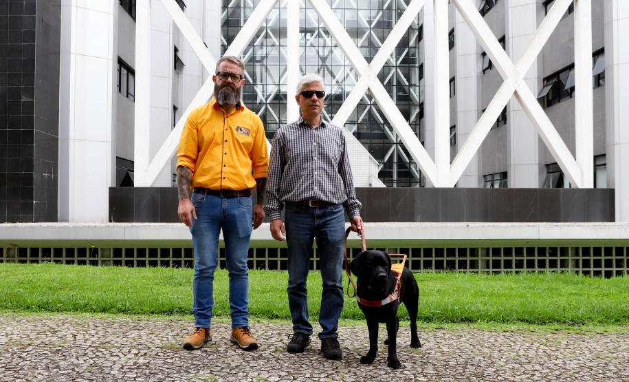 Governo recebe Rock e Roberto Leite, dupla de cego e cão-guia que vai trabalhar em órgão estadual