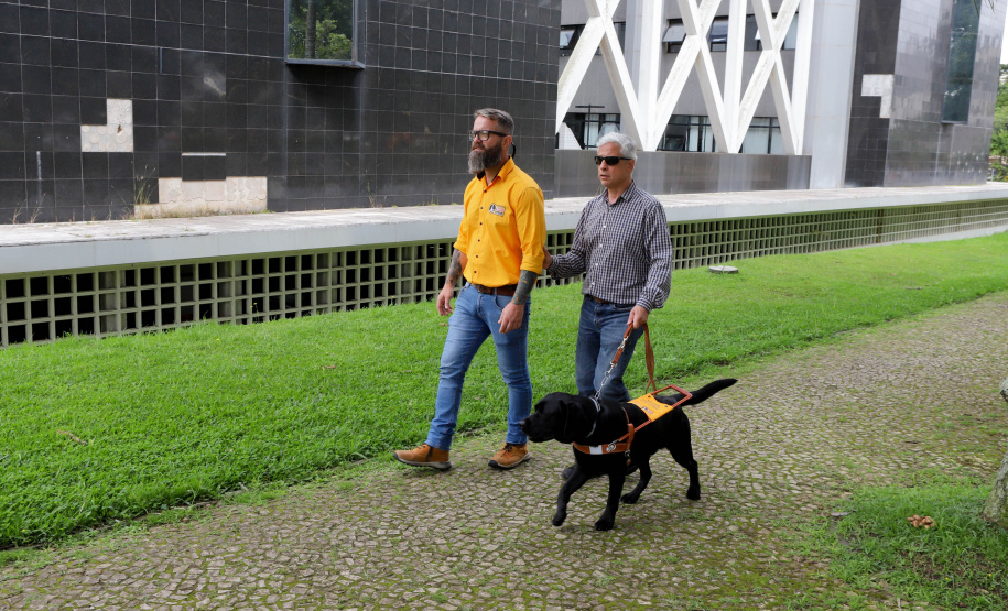 Governo recebe Rock e Roberto Leite, dupla de cego e cão-guia que vai trabalhar em órgão estadual