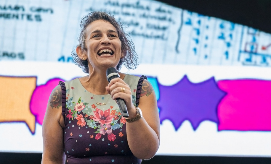 Com projeto “Caderninho de Matemática”, professora da rede estadual produz conteúdo para alunos e professores de todo o Brasil