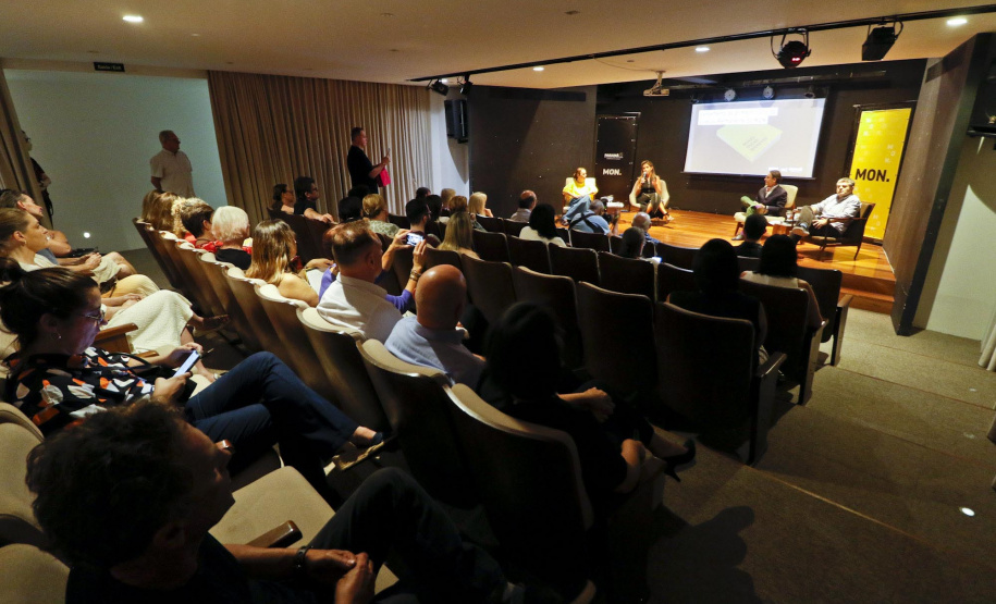 Lançamento do livro do Museu Oscar Niemeyer reúne artistas, curadores e patronos da instituição