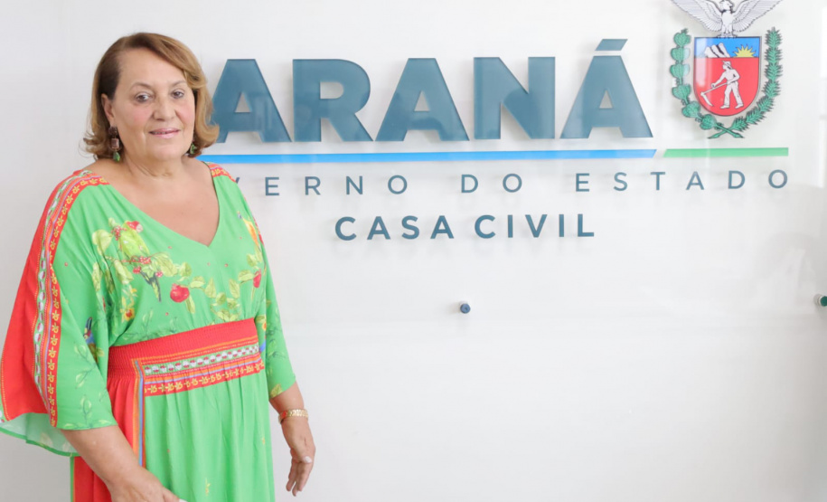 Referência em contas públicas, servidora paranaense recebe medalha de mérito