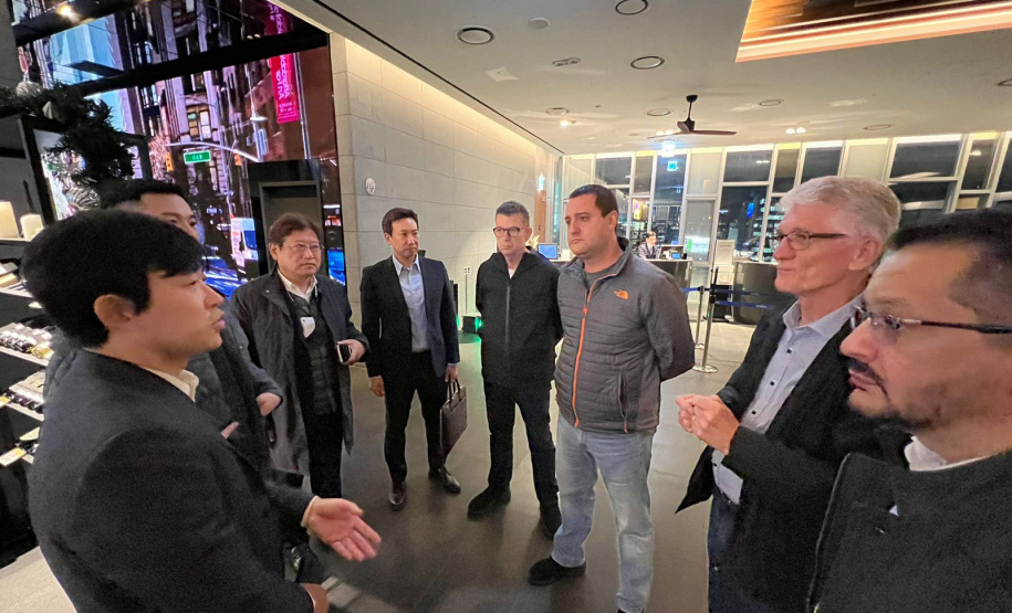 A missão internacional liderada pelo governador Carlos Massa Ratinho Junior chegou à Coreia do Sul. Nesta segunda-feira (13), a comitiva se reuniu, em Seul, com a diretoria do grupo Green Cross, uma das principais corporações farmacêuticas coreanas